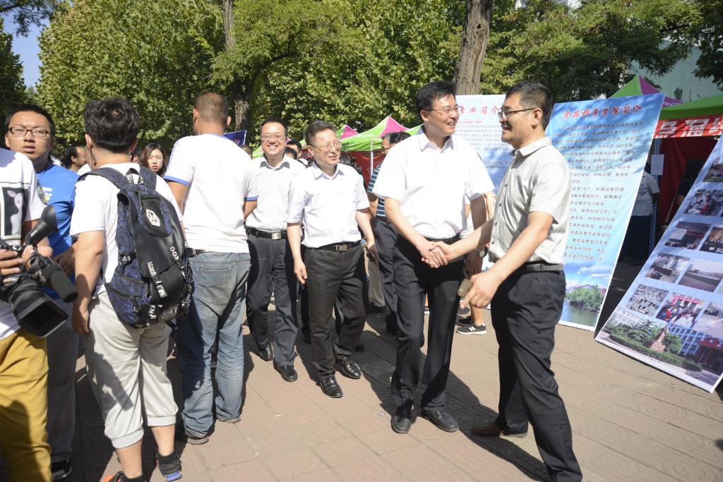 校领导视察公司迎新现场